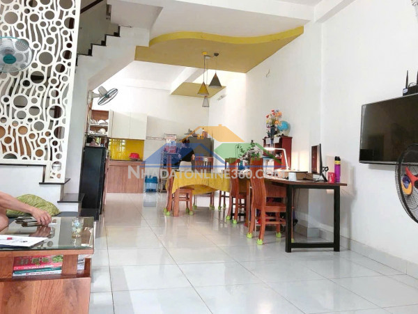 Nhà đẹp 3 tầng, xe hơi ngủ trong nhà , dtsd 136m2, ở ngay, thủ đức, giá chỉ 4ty nhỉnh.