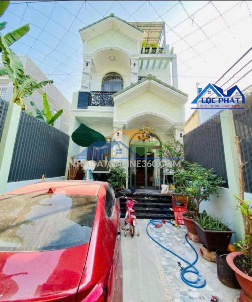 Bán nhà 3 lầu mái năng lượng mặt trời 172m2 giá 7,6 tỷ