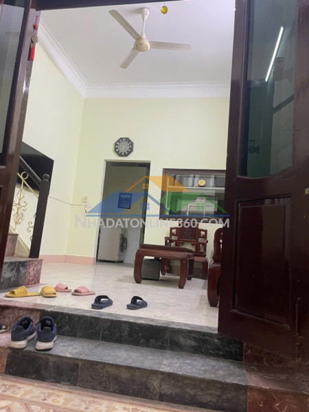 Cho thuê ngõ 11 đường láng làm vp, kd onl kết hộp ở, 3 tầng, 32m2, 2 ngủ, 2 wc, 11.5 triệu