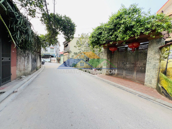 Bán 256m đất mt 9,2m xuân khối (độc lập cũ)  cự khối  lb giá 10,8 ty  oto,kd