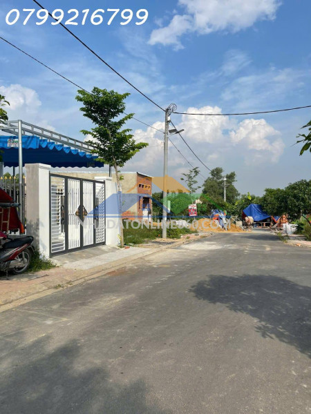 Đất nền giá rẻ sổ riêng thổ cư 1 sẹc ql1a trọn sổ 900 triệu . lh 0799 216 799 em trinh.