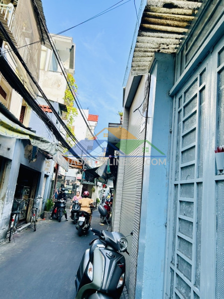 Nhà bán xe hơi đậu cửa - xe quay đầu thoải mái - nằm trên cung đường số q4.