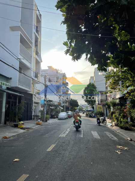 Lê văn quới gần 4 xã giáptân phú hẻm 8m thông 30m ra mặt tiền 61m2,3tầng nhỉnh 5 tỷ