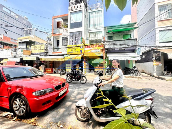 Nhà hẻm đoàn văn bơ - cách 10m ra mặt đường đoàn văn bơ- gàn chợ và trường học-- chủ đang nhiệt bán.