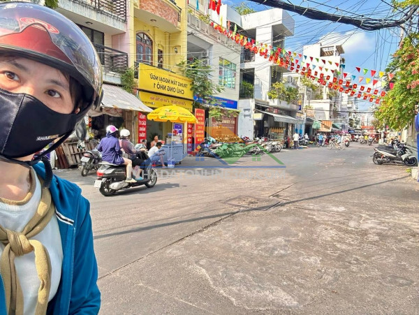 Nhà có 4 tầng đường xóm chiếu - xe hơi đậu cửa-cung đường đẹp an ninh- gần chợ, trường thông ra tôn thấy thuyết, nguyễn tất thành, tôn đản .