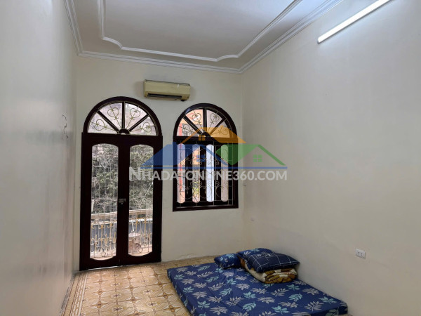 Cho thuê nhà riêng ở nhóm 8 người ngõ 189 lò đúc, 3 tầng x 45m2, 2 ngủ, 2 wc, 10 triệu/th
