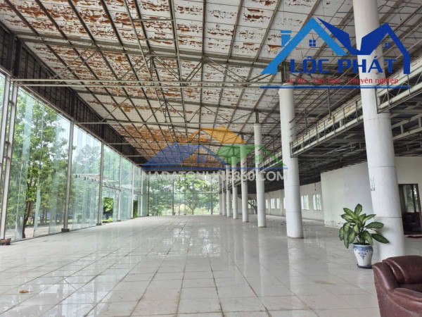 Cho thuê Showroom trưng bày sản phẩm dt 6445m2 giá chỉ 4,5 đô (KHOẢN  725 triệu/ tháng)