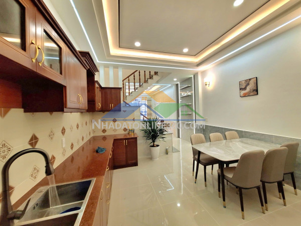 Nhà đẹp gần ngã tư ga lên gò vấp, hẻm xe hơi thông