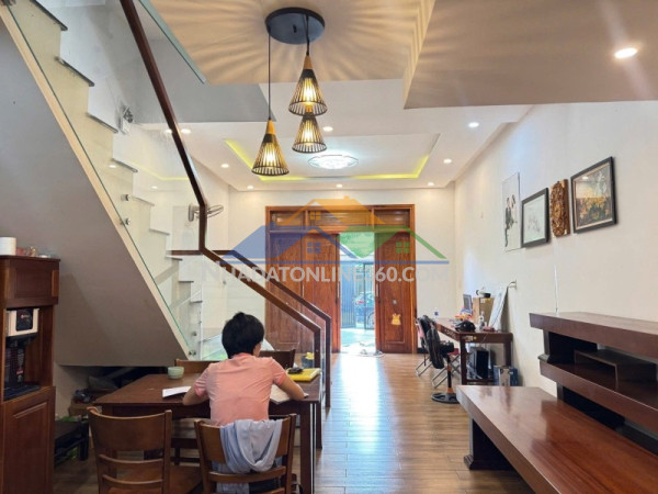 Nhà 3 tầng cực đẹp mặt tiền mỹ khê, sát biển, view công viên, chỉ  tỷ tlcc