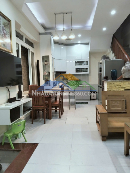 Cho thuê nhà ngõ 2 đại từ, 3 tầng x 42m2, 3 ngủ, 8tr5 ở gia đình, nhóm