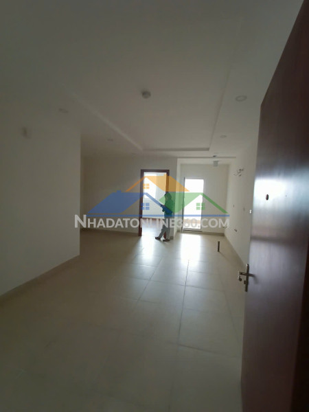 Chính chủ cần bán căn hộ tập thể đẹp - giá tốt - ngay mặt phố nguyễn văn cừ, long biên, tphn