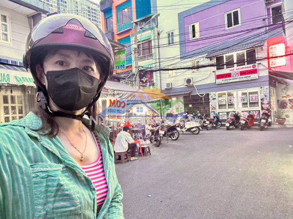 Bán nhà đường văn bơ-hiên là chdv- thông ra xóm chiếu, tôn thất thuyết ra hoàng diệu, bến vân đồn.