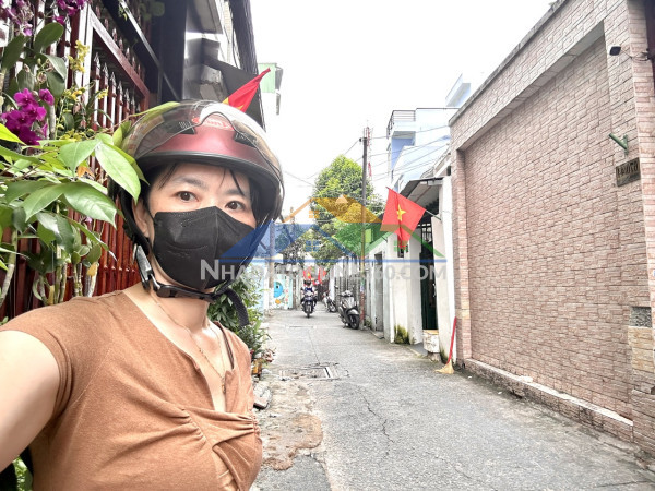 Bán nhà cách 10 m ra mặt tiền đường đoàn văn bơ- thông ra xóm chiếu, hoàng diệu gần trường đại học nguyễn tất thành.qua q1 chưa đến 5 phút.