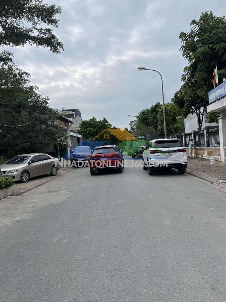 Chủ cần bán 236 m2 khu đô thị 31ha trâu quỳ, giá 137 tr/m2, lh 0985865658