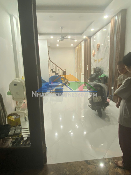 Gia đình tôi cần bán  nhà đẹp ở luôn ngõ 101 thanh nhàn, 40m2, 5 tầng, 6 phòng ngủ giá 12.2 tỷ có tl