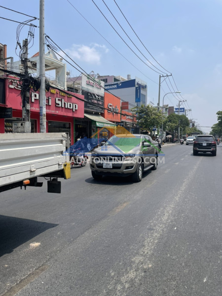 Bán nhà mặt tiền 25x42m giá 80 tỷ đường lê thị riêng