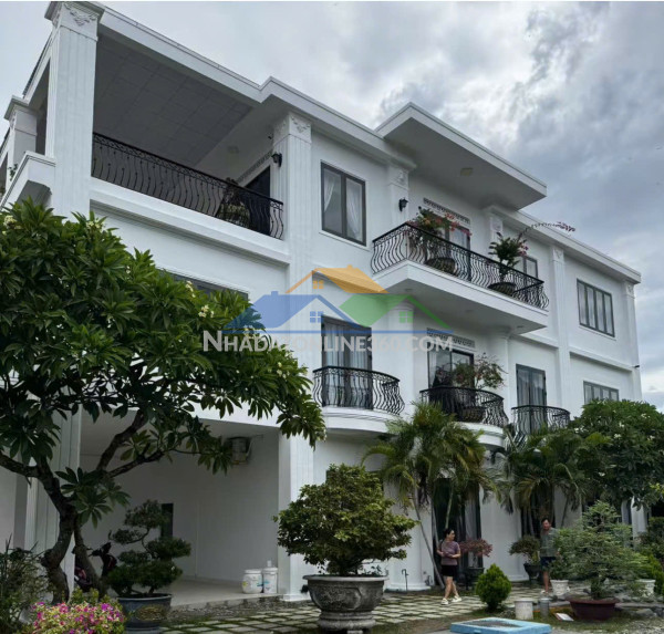 Bán biệt thự nghỉ dưỡng – đường huỳnh văn nghệ, vĩnh hòa, nha trang 
diện tích: 287m² (ngang 10m)
kết cấu: 3 tầng – gồm 6 phòng ngủ, 4 vệ sinh
hướng: đông