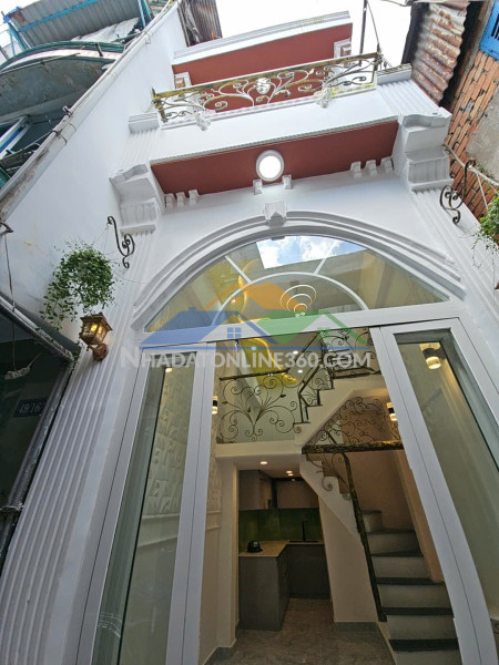 Hẻm 1 sẹc diện tích 47 m2 đúc 3 tấm có 4 tê q4