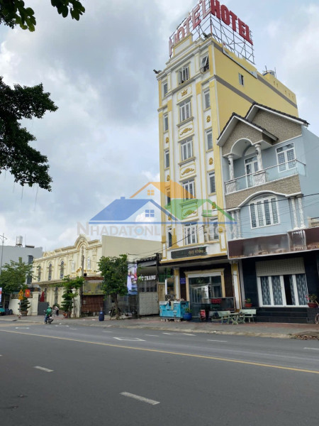 Bán khách sạn ngay big c go dĩ an – bình dương -124m² (6.2m x 20m) – dt : 120tr/th – giá 16 tỷ