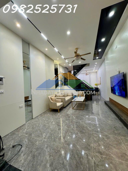 Bán nhà hoàng văn thái - ô tô vào nhà - 15,9 tỷ 45m2 5 tầng - sổ đỏ nở hậu