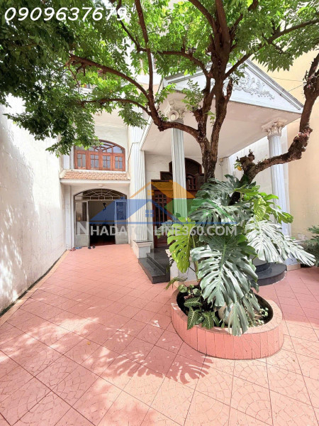 Bán đất tặng luôn căn biệt thự kiểu pháp gần sân bay cạnh mặt tiền và công viên hoàng văn thụ, 231m2 (7.5 x 30m), 3 tầng, 7pn, sổ a4 hoàn công đủ,