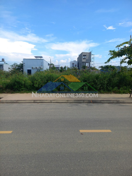 Bán lô đất mặt tiền đầm sen nam hòa xuân, đường 7,5m, chỉ hơn 6 tỷ