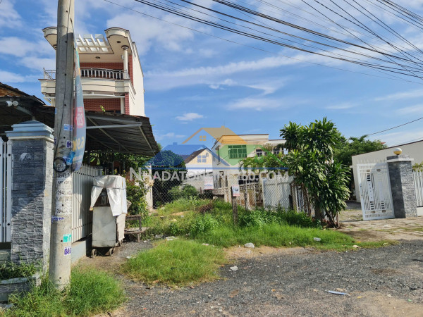 Đất mặt tiền ql1a phường ninh hà( phường hòa thắng mới) tỉnh khánh hoà. 
diện tích 212m2 ngang 7m
giá bán nhanh 20tr/m ~ 4,2 tỷ có thương lượng.
vị trí kinh