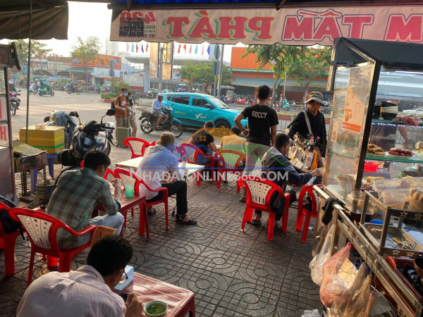 Cần sang quán cơm tấm do không có người trông coi , quán vẫn đang hoạt động