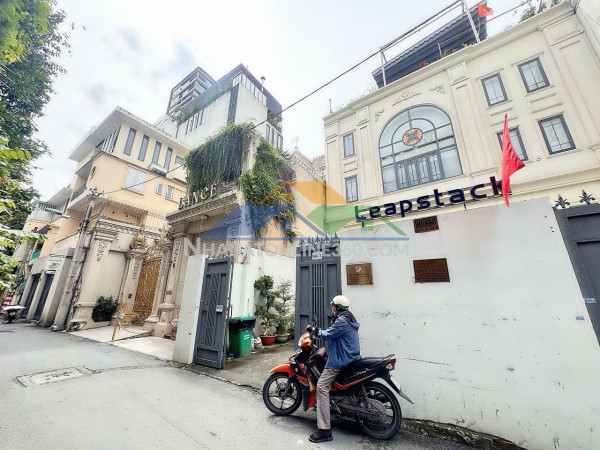 Chính chủ cần bán nhà mặt tiền hẻm xe hơi đường lê thị riêng, quận 1 - khu dân trí thức cao