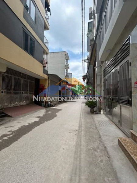 Giảm 500 triệu – chỉ còn 7,9 tỷ
phú diễn – bắc từ liêm  40m² – nhà mới – 1 nhà ra ô tô tránh