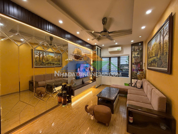 Cho thuê nhà nguyên căn ngõ 42 thịnh liệt, 40m² x 5 tầng, 3 phòng ngủ, 3 vệ sinh
13 triệu