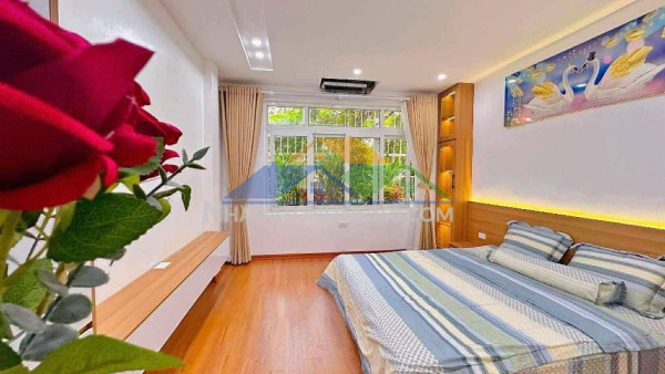 Bán nhà tập thể tầng 2  trần quốc hoàn dt 90m 3 ngủ 2 wc lô góc giá 5,250 tỷ