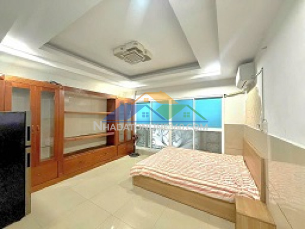 Phòng full nội thất: máy lạnh, tủ lạnh, tủ quần áo, giường,...