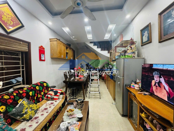 Bán nhà hoàng hoa thám 38m2. 5 tầng. mặt tiền 3.5m. giá 10.5 tỷ ba đình hà nội